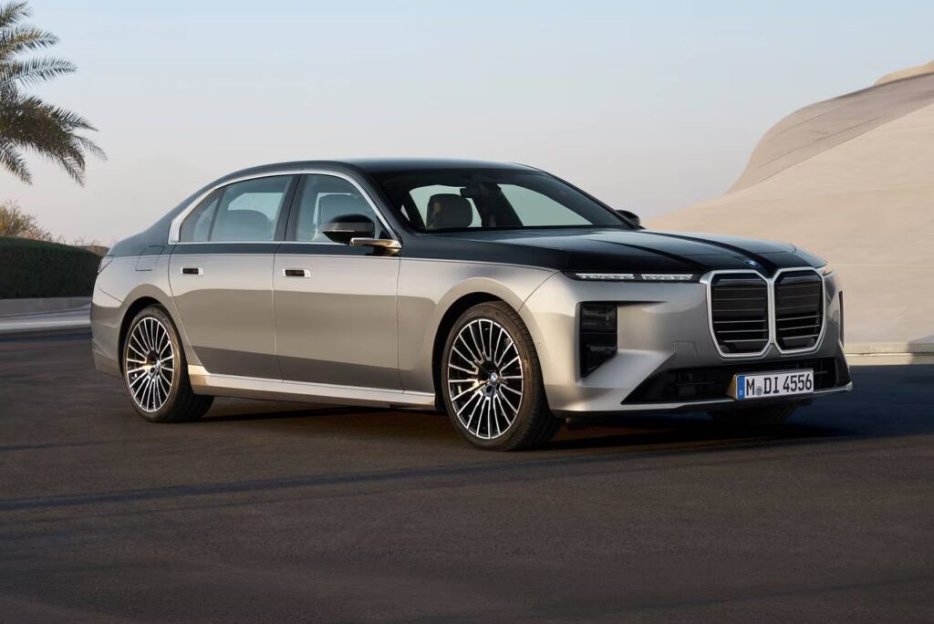 BMW dominon garën premium, lë pas Mercedes-Benz dhe Audi në shitjet globale